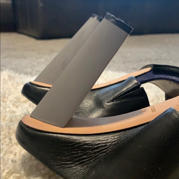 BCBG MaxAzria All Leather Royal Blue/Black Heels 7 - Picture 4 of 4